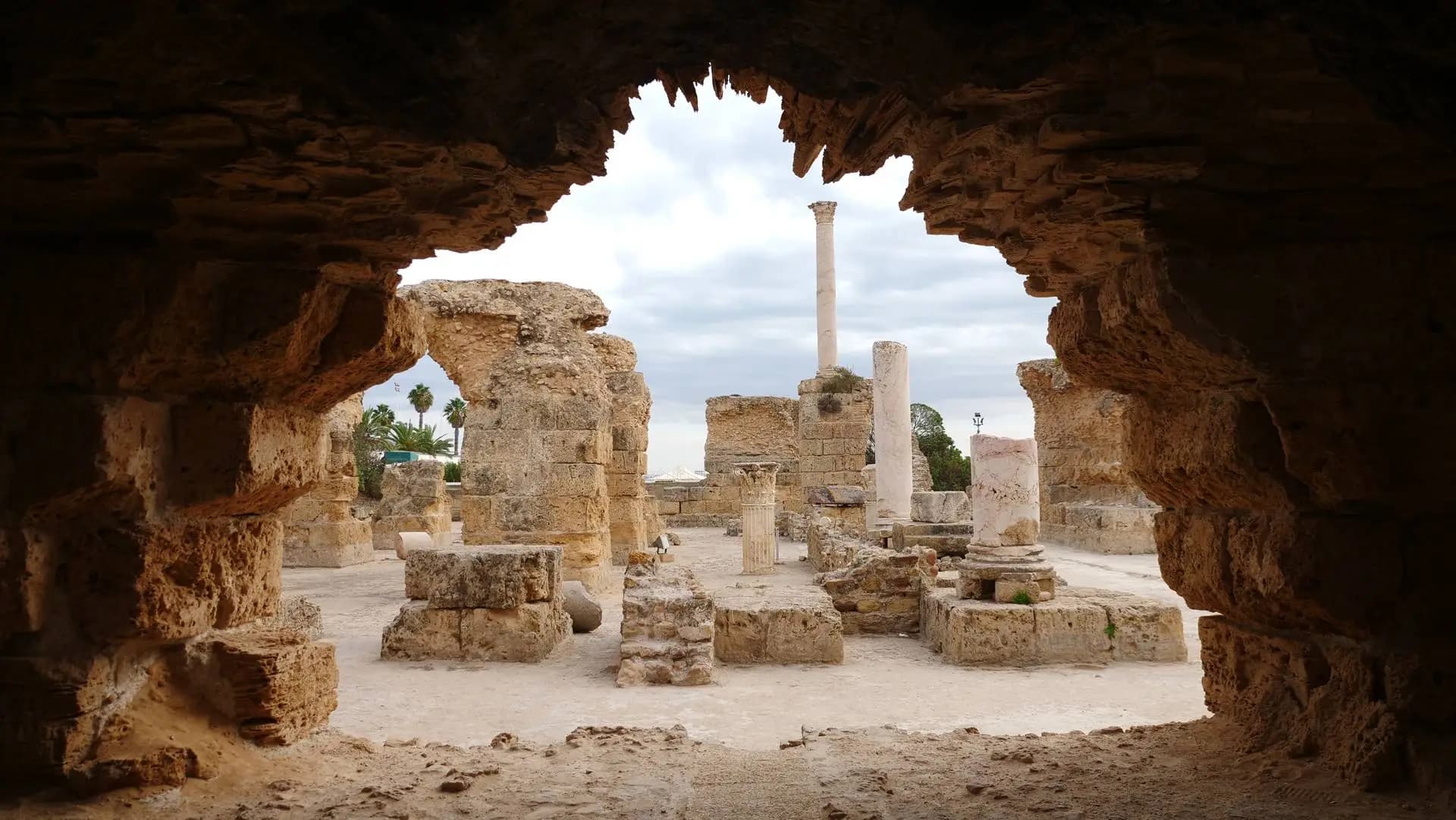 Sidi Bou Saïd au-dessus du golfe de Tunis lors d'une excursion à Carthage depuis Hammamet