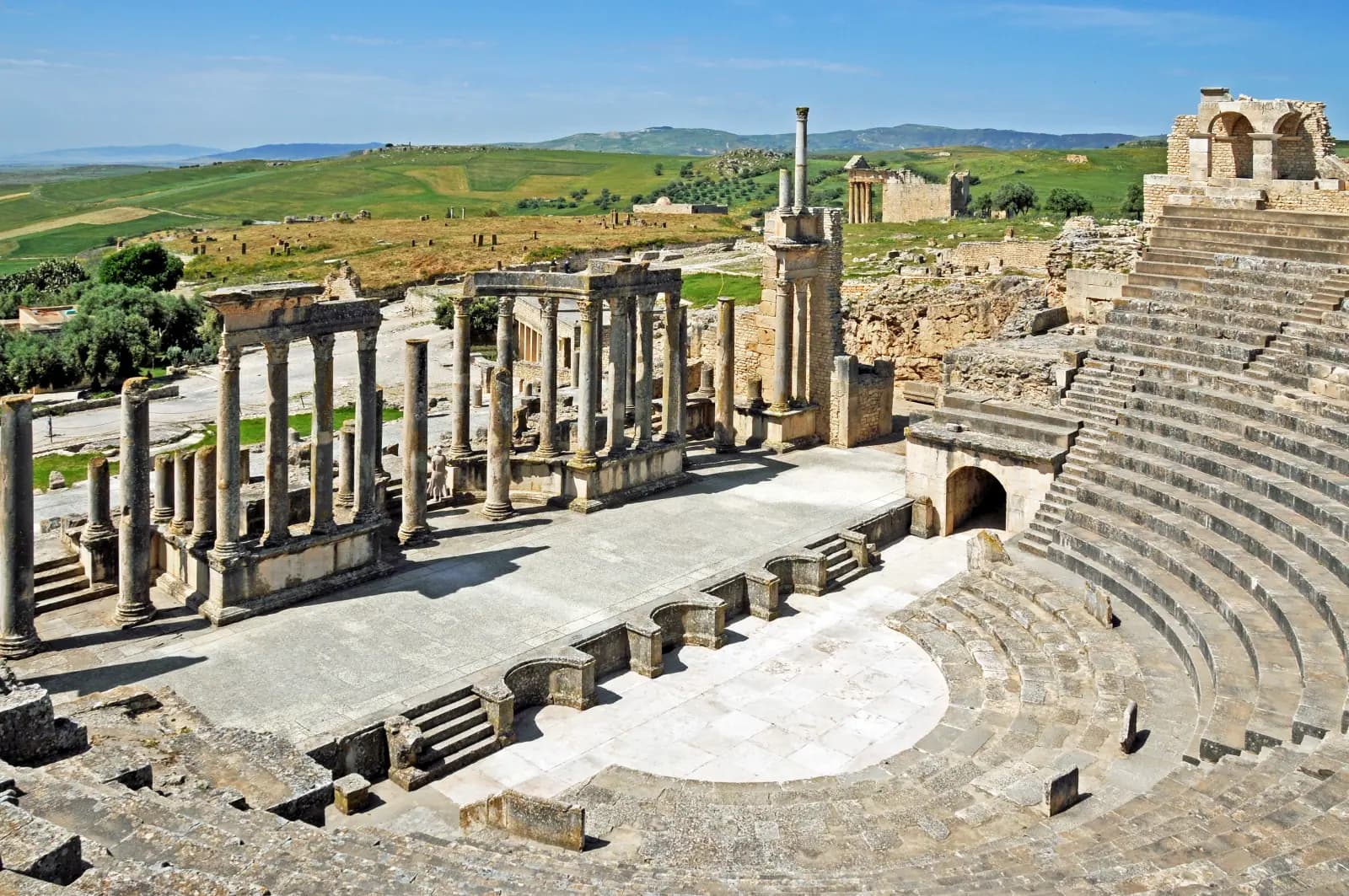 Le Capitole de Dougga lors d'une excursion archéologique avec Bulla Regia